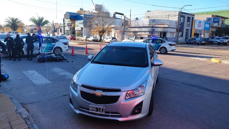 Una mujer herida en una colisi�n entre un auto y una moto